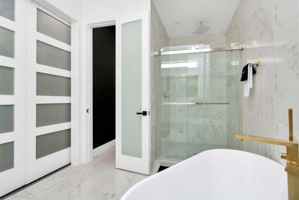 The Suite Spot! Downtown Skyline Views! Sleeps 12 Houston Exterior foto