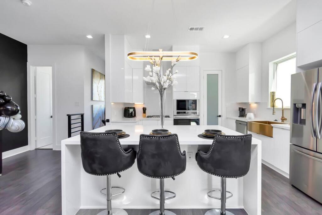 The Suite Spot! Downtown Skyline Views! Sleeps 12 Houston Exterior foto