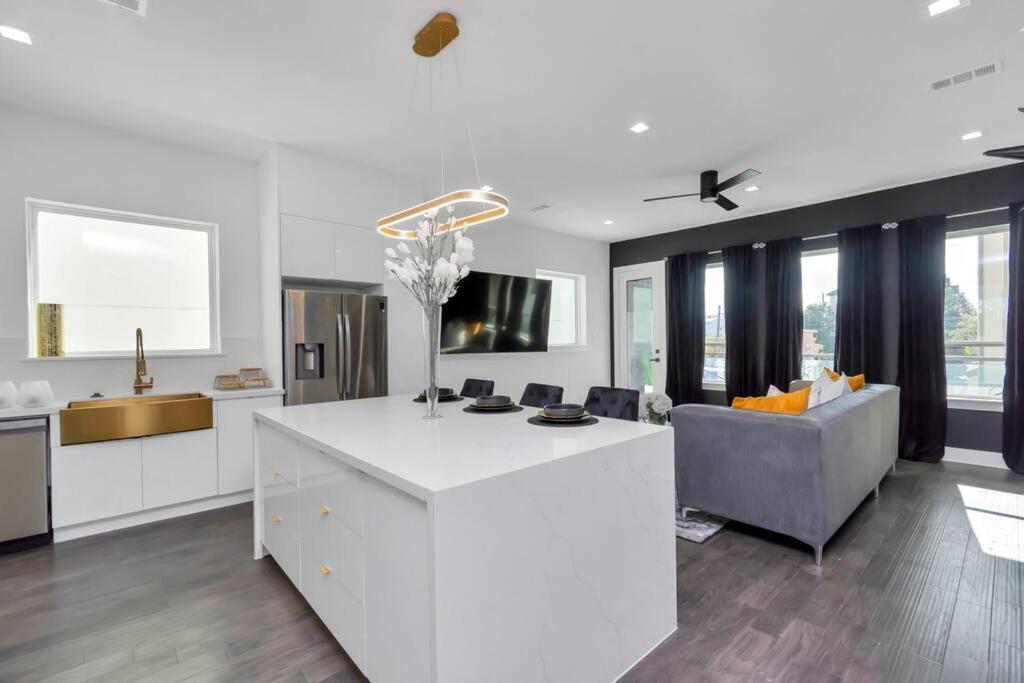The Suite Spot! Downtown Skyline Views! Sleeps 12 Houston Exterior foto