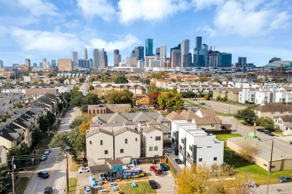 The Suite Spot! Downtown Skyline Views! Sleeps 12 Houston Exterior foto