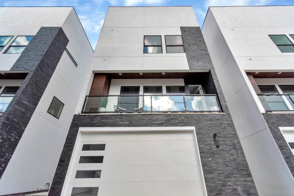 The Suite Spot! Downtown Skyline Views! Sleeps 12 Houston Exterior foto