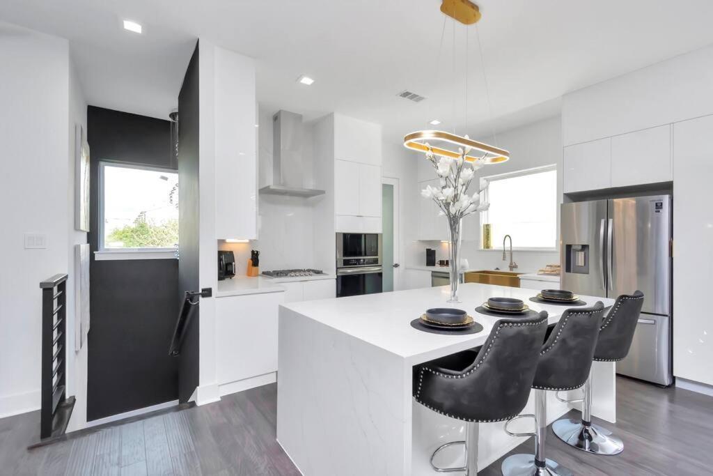 The Suite Spot! Downtown Skyline Views! Sleeps 12 Houston Exterior foto